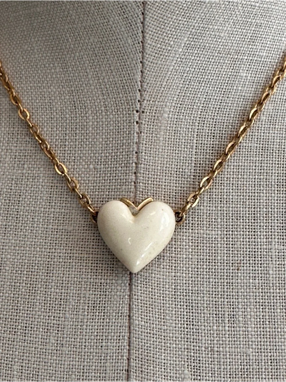 Vintage TRIFARI goldtone puffy cream white puff heart necklace choker - Picture 3 of 8